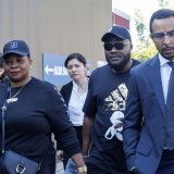 L'avocat Simon Ntah et la veuve de Mike Ben Peter arrivent lundi matin au tribunal.